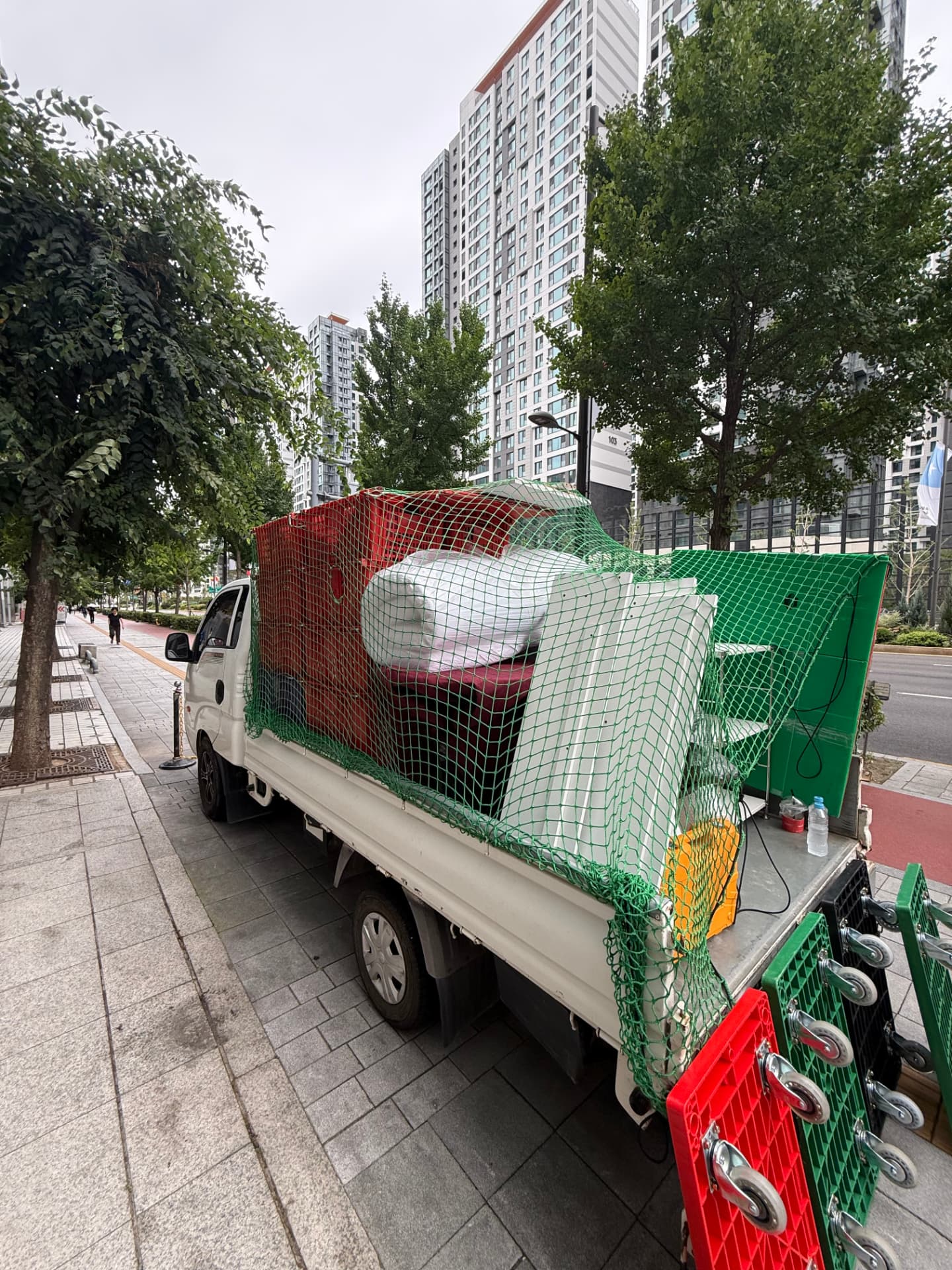 정리된 이사 바구니를 차량에 적재한 모습